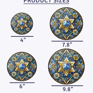 Pu&ograve; includere: Quattro diverse dimensioni di decorazioni murali rotonde in vetro colorato con una stella di David blu e oro con un centro blu e oro. Le dimensioni sono 4 pollici, 6 pollici, 7,8 pollici e 9,8 pollici.