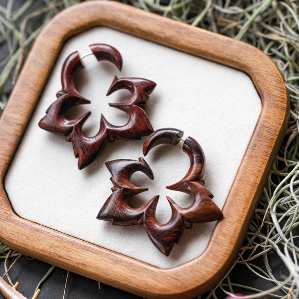 Pendientes de flores bohemios • Joyería de madera tallada a mano con efecto de imitación • Diseño tribal hecho a mano