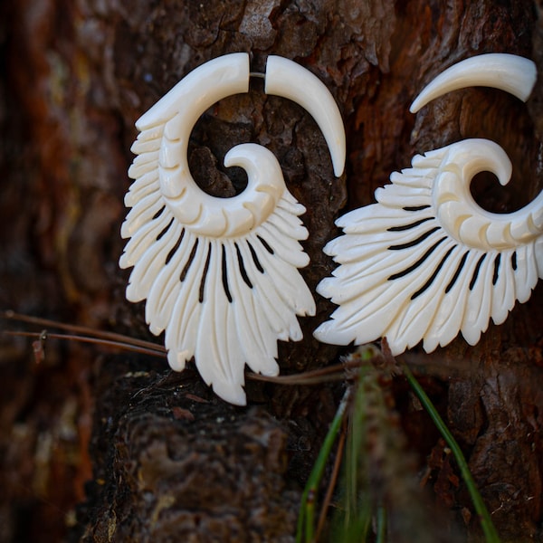 Tribalistik White Indian Feather Buffalo Bone Hand Carved Fake Expander Tribal Festival Alternative Boho Faux Fake Gauge Fake Plugs