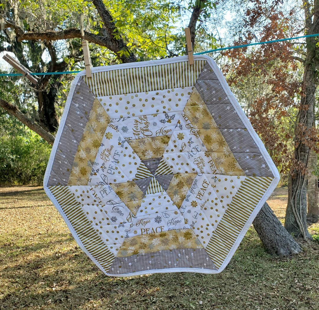 Jolly Tree Quilted Table Topper NCU0NTD222