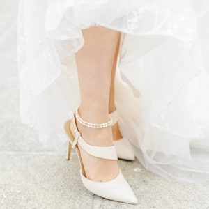 Wedding bridal pearl anklet in 14k gold fill on woman at her wedding day