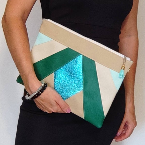 Sac pochette verte et beige pour soirée mariage cérémonie cocktail, pochette zippée à bandoulière découpe graphique à paillettes