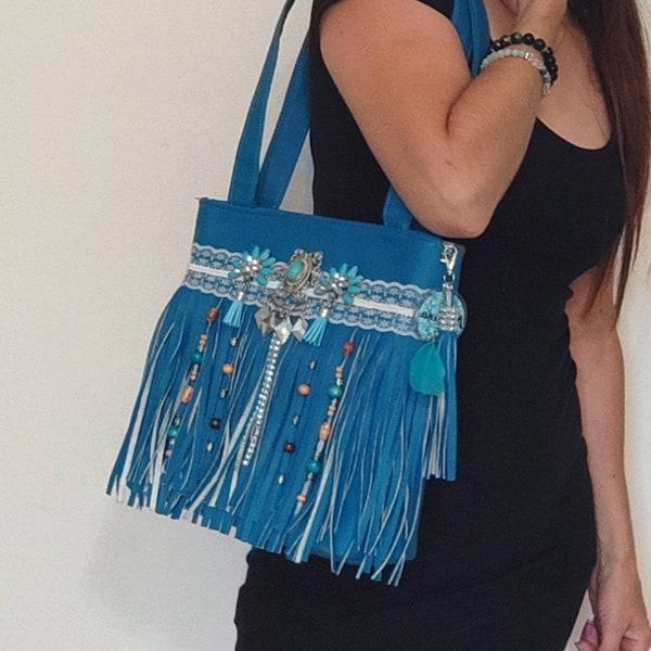 sac à franges boho bleu, sac à main hippie bohème pompons bijoux, sac d'été vacances festival chic et original