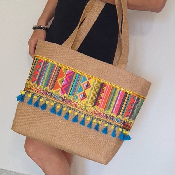 sac cabas bohème ethnique frange et pompon en toile de jute déco multicolore, sac de plage, sac panière , sac fourre tout