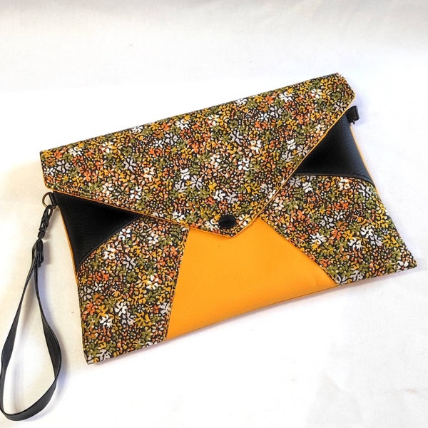 Pochette enveloppe plate motif floral  patchwork en simili cuir jaune et noir avec dragonne