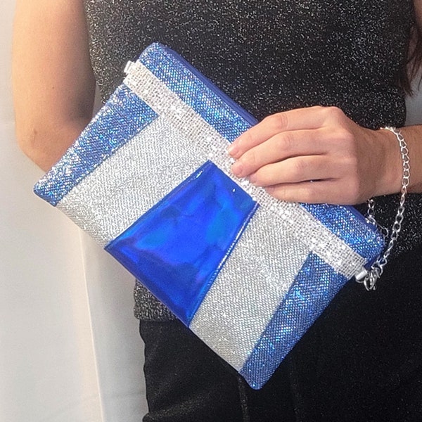 pochette de soirée pailleté bleu et argenté avec dragonne chainette, pochette clutch scintillante pour mariage cocktail réveillon noël