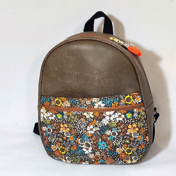 sac à dos femme simili cuir marron vieillit et imprimé fleuris style liberty, sac femme bohème vintage à fermeture zip