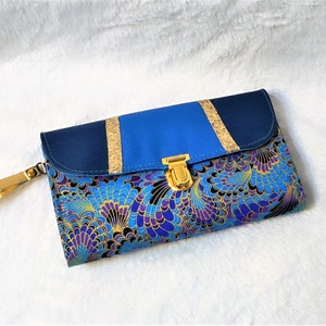 Cartera acompañante de mujer azul con estampado japonés