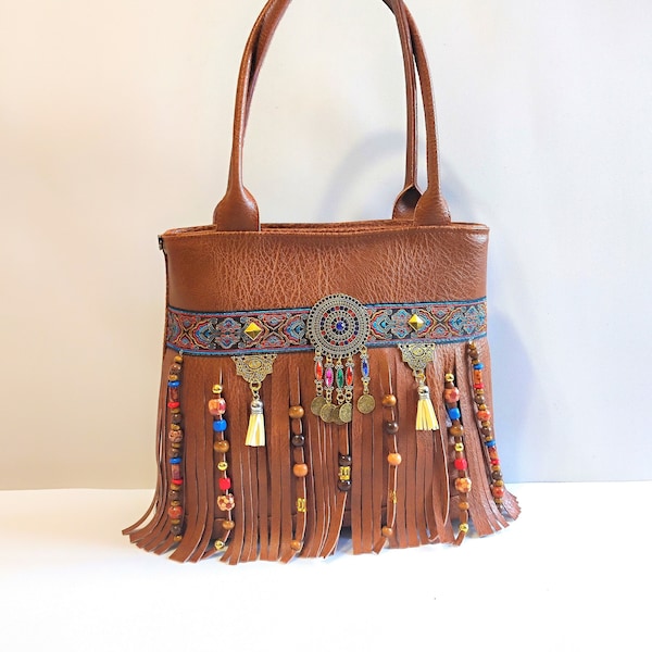 sac à franges bohême en simili cuir marron caramel avec perles en bois et breloques antiques style hippie