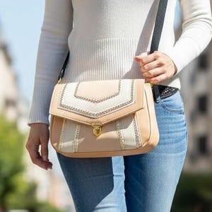 Bolso bandolera beige con diseño de chevrones para mujer con elegante correa de hombro