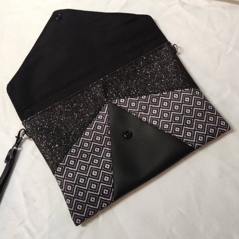 Pochette enveloppe à dragonne plate forme enveloppe noire imprimé géométrique image 5