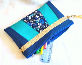 Trousse Plate en Simili Cuir Bleu et Turquoise | Imprimé Floral et Paillettes Dorées | Accessoire Élégant et Polyvalent