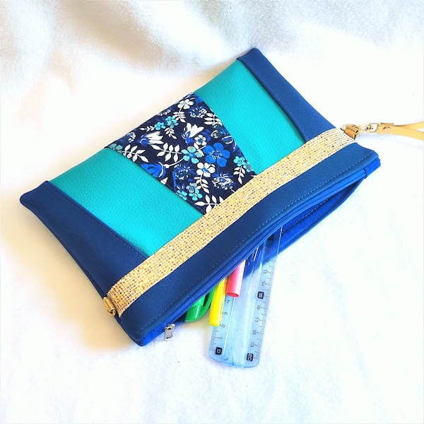 Trousse Plate en Simili Cuir Bleu et Turquoise | Imprimé Floral et Paillettes Dorées | Accessoire Élégant et Polyvalent