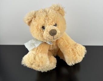 Orsetto Teddy of Mine di Russ Berrie, 20 cm, beige, marrone chiaro, peluche con fiocco blu, vintage da collezione.