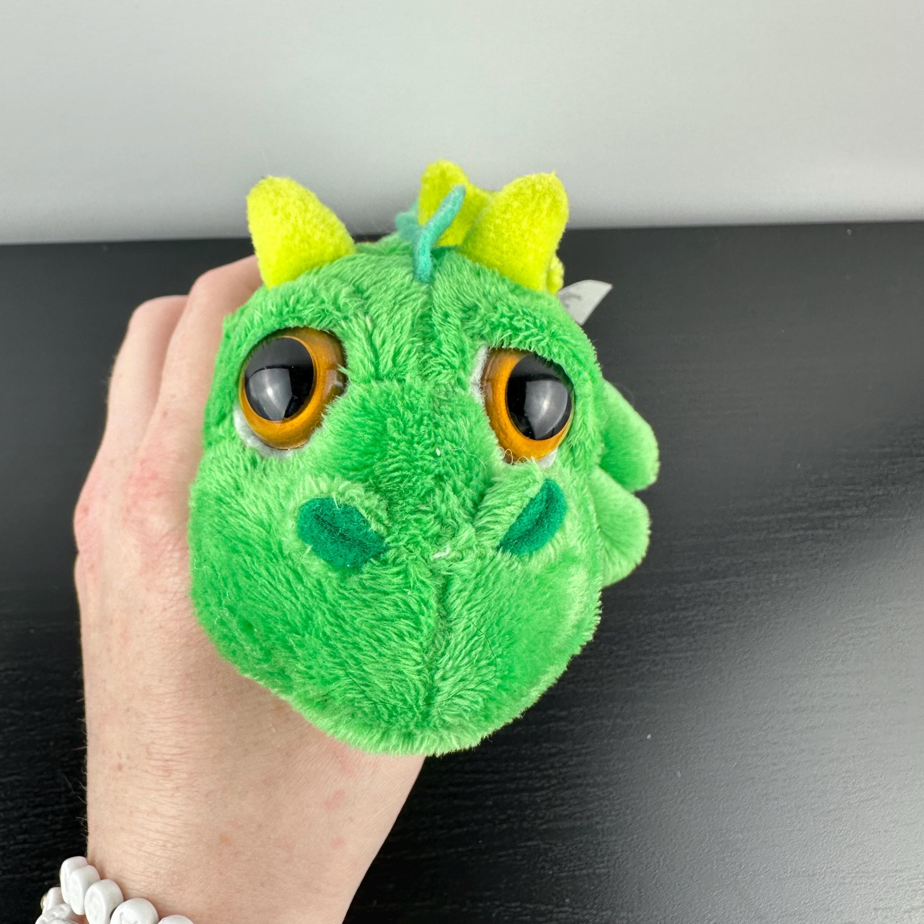 Li'l Peepers Suki Gifts Plüsch-Drache – Weiches Boa-Material Mit Silbernen Glitzerakzenten – Grün
