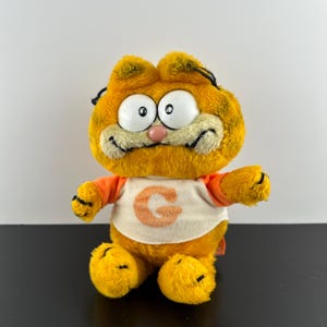 Dakin 1981 Vintage Garfield Plush 9” G T-Shirt 1980s 80s Collectible Stuffed Animal Toy Orange