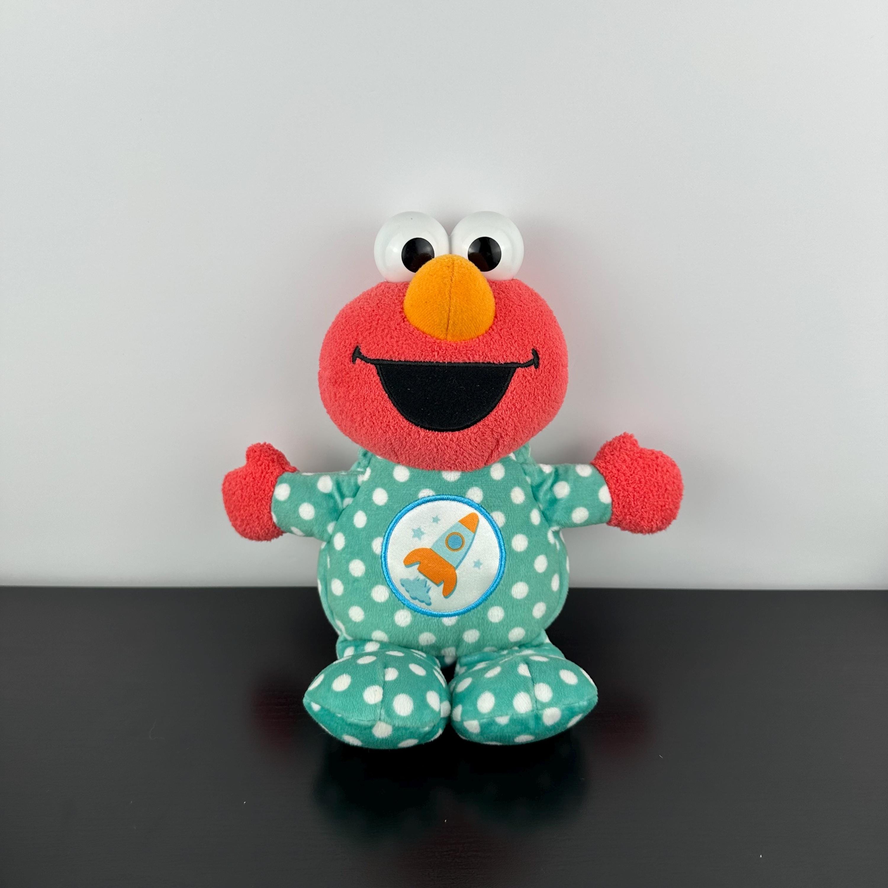 Hasbro Friends Sesame Street Snuggle Me in Pajamas Elmo Rocket 10