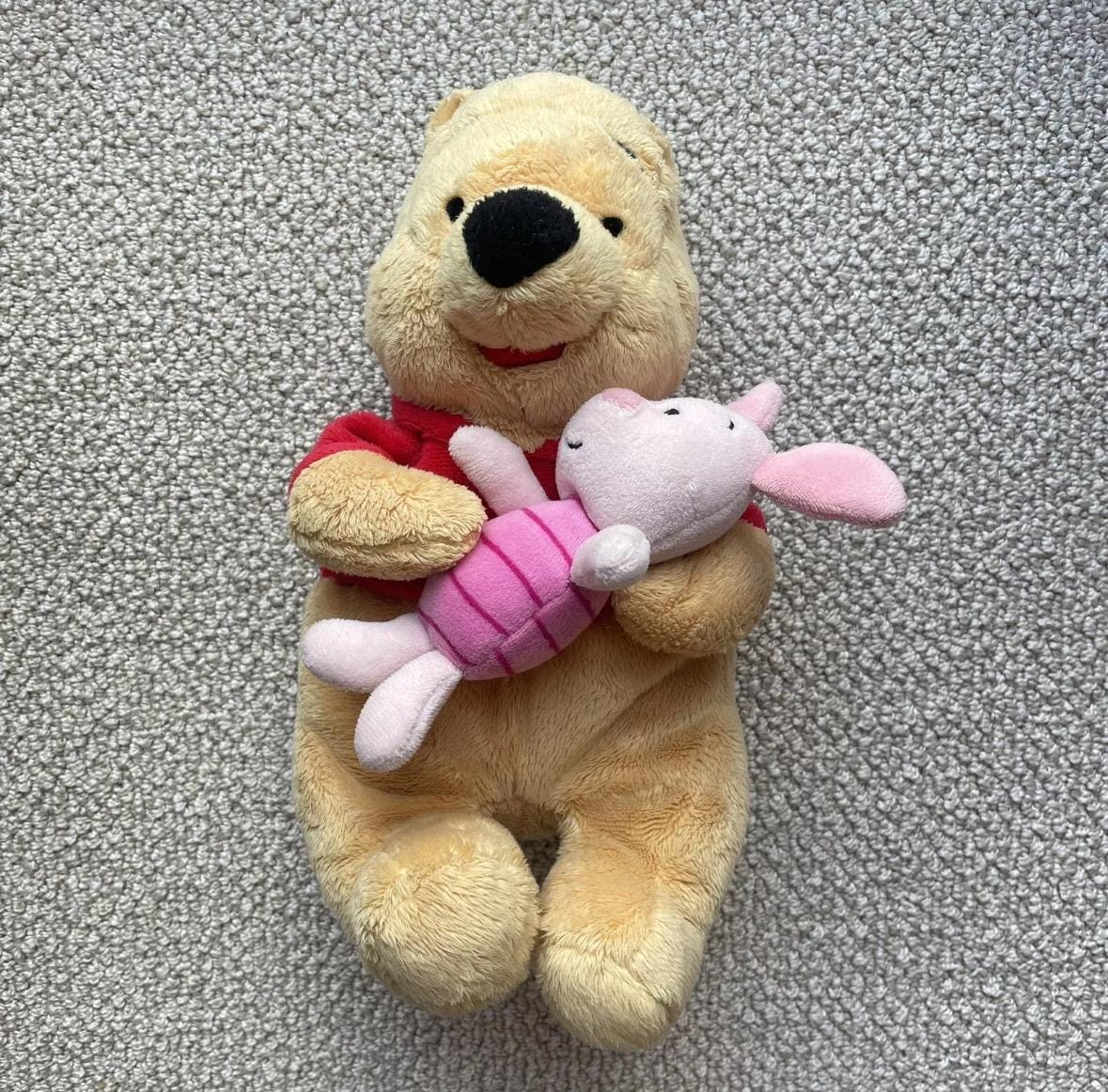しっぽの長い座ったベア ヴィンテージ くまのプーさん ピグレット抱っこ ぬいぐるみ 9インチ