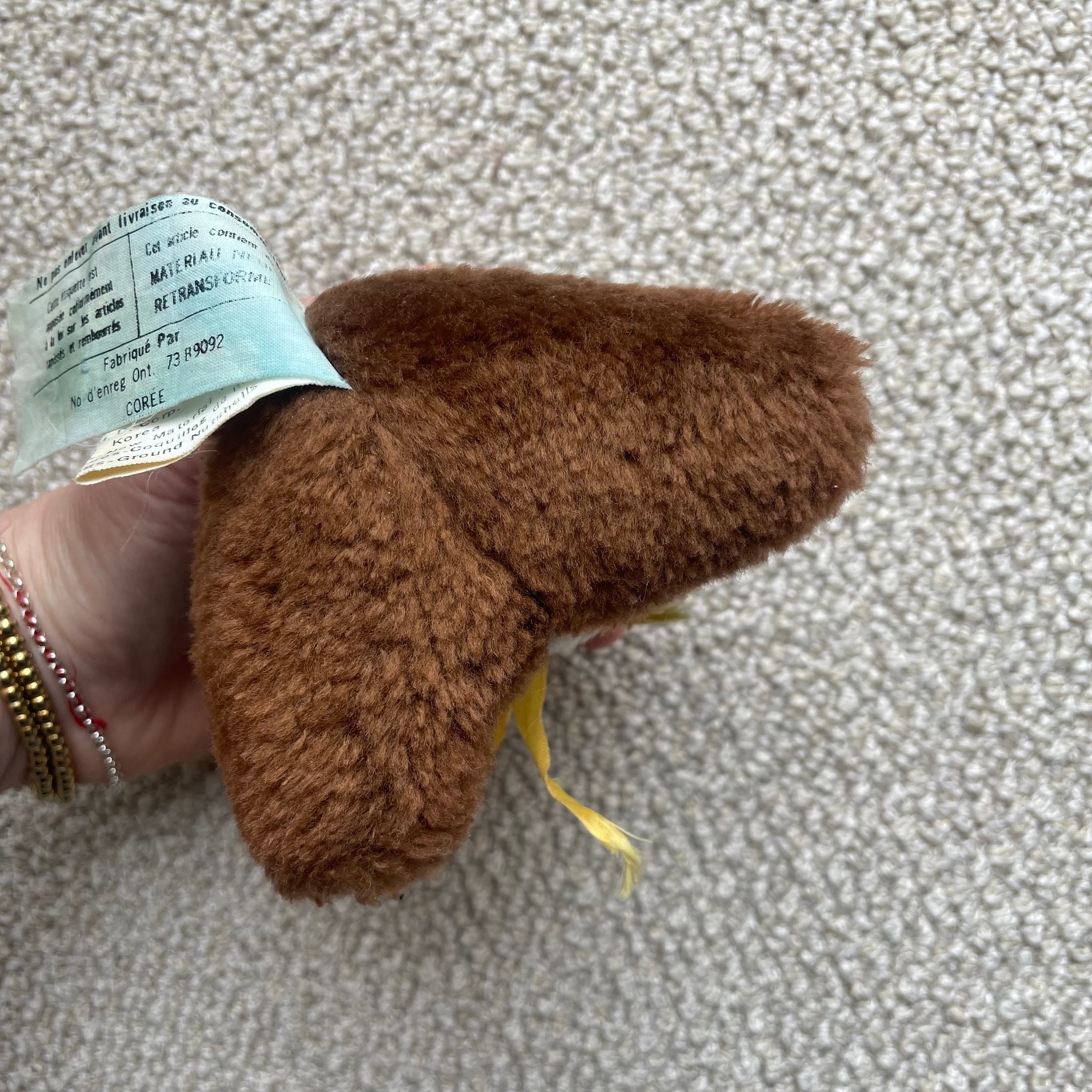ヴィンテージ 小型 茶色 犬 ぬいぐるみ 首に黄色いリボン付き