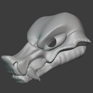Op de afbeelding: Een 3D-geprint model van een grijs, gestileerd drakenhoofd met een gesloten oog en een licht geopende mond.