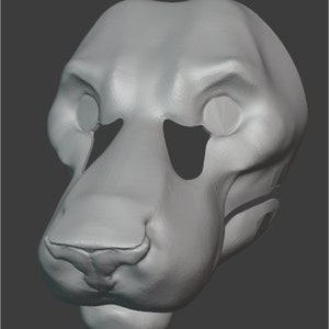 Puede incluir: Una cabeza de león gris impresa en 3D, con rasgos faciales detallados. La escultura tiene cuencas de ojos abiertas y una nariz y boca detalladas. El diseño sugiere una máscara o pieza decorativa, perfecta para cosplay o proyectos artísticos.
