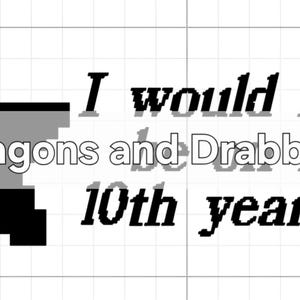 Puede incluir: Gráfico de estrella negra pixelada con el texto "I would rather Dragons and Drabblesy 10th year farm" en una fuente en negrita y estilizada. El texto es en blanco y negro.
