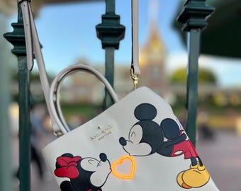 Kate Spade Disney Mickey en Minnie Kissing Cross Body tas verfraaid met led-hart! Veel plezier bij de paint the night parade!