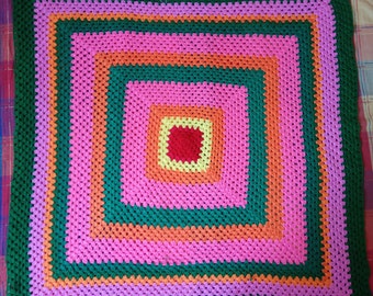 Beau tapis de table de crochet de laine- napperon carré, taille- taille-36.5 pouce, largeur- 35.5 pouce