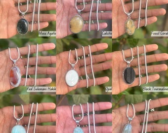 Puede incluir: Nueve cadenas de plata con colgantes hechos de diferentes tipos de piedras, incluyendo ágata musgosa, calcita, coral fósil, hakik rojo sulemani, ópalo, turmalina negra, aguamarina, amazonita azul y calcita.