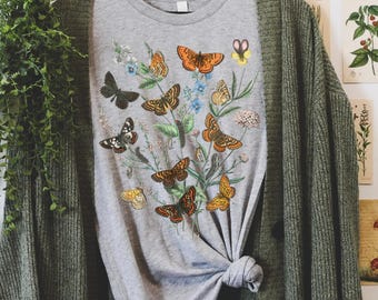 Camiseta botánica vintage con mariposas, camiseta con estampado de flores silvestres estilo cottagecore, camiseta para amantes de la naturaleza, top de jardín suave y estético, regalo para ella