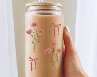 Blumenstrauß Becher Pink Ästhetische Eiskaffeetasse Coquette Bogen Glasbecher Blumengeschenke für sie Trendige Geschenke Mutterbecher 16 Unzen Tassen