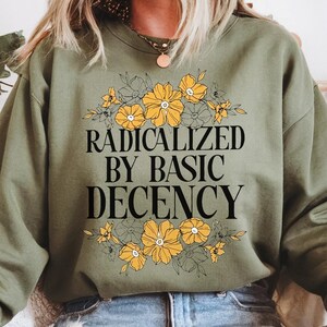 Radicalized by Basic Decency スウェットシャツ、フローラルフェミニストグラフィッククルーネック、ユニセックス Gildan 18000 プルオーバーギフト