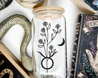 Copo de café gelado de vidro com signo do zodíaco: design astrológico floral personalizado
