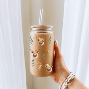 Bicchiere Boho Highland Cow Flower da 16 once con coperchio e cannuccia, regalo per gli amanti delle mucche, tazza da caffè freddo da cowgirl, regali per gli agricoltori, tazze in vetro con stampa di mucca