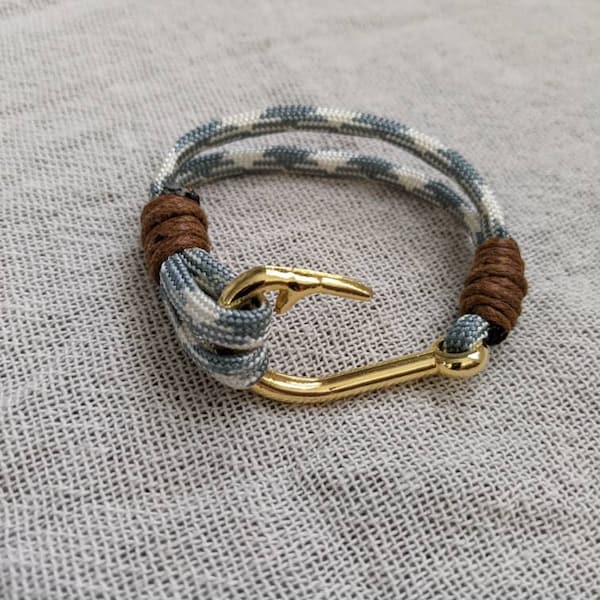 Fish hook paracord bracelet