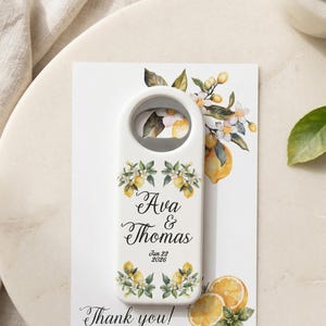 Abrebotellas de limón mediterráneo, recuerdo de boda personalizado con motivos cítricos, detalle para la mesa de verano.