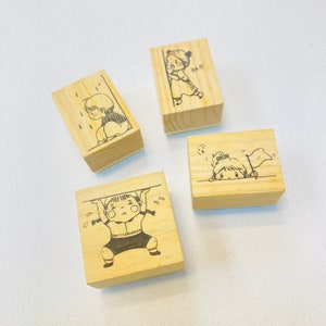 4 sellos de goma de madera: niña llorando, niña hola, niña rendida, niña levantando pesas, niña divertida, sello femenino, scrapbooking, fabricación de tarjetas