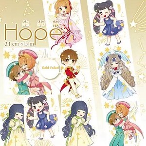 Puede incluir: Un conjunto de 10 rollos de cinta washi con ilustraciones coloridas de personajes de anime con estrellas y brillos. El texto "Hope" está impreso en la cinta. Cada rollo tiene 3,1 cm de ancho y 5 metros de largo. La cinta es dorada.