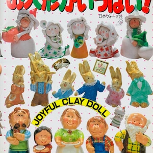 Puede incluir: Una portada de libro con el título "Joyful Clay Doll" en letras amarillas sobre fondo negro. La portada presenta una variedad de muñecas de arcilla de colores, incluyendo personas, animales y un conejo que sostiene una cesta de flores. El libro está titulado "ねんどの  お人形がつくれる!" en japonés.