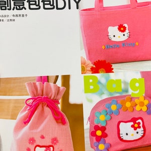Puede incluir: Un libro con el título "HELLO KITTY 創意包包DIY" en texto negro sobre fondo blanco. El libro presenta imágenes de bolsos Hello Kitty rosas con diferentes diseños. Una bolsa es una bolsa de mano con un diseño simple de Hello Kitty, otra es una bolsa de cordón con un diseño de Hello Kitty y flores rosas, y la tercera es una bolsa pequeña con un diseño de Hello Kitty y flores de colores.