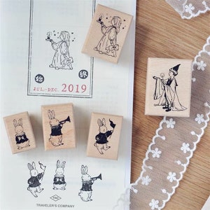 Hasen-Musikanten Holzstempel Hase mit Trompete Stempel Hase mit Fahne in Paradegummi Stempel Junge Dirigent Mädchen mit Bär