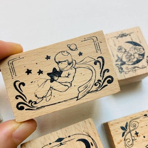 6 tampons en bois : le petit prince, le petit prince, rose, oiseaux, astéroïde b612, étoile, coucher de soleil 44 fois, lune, amitié
