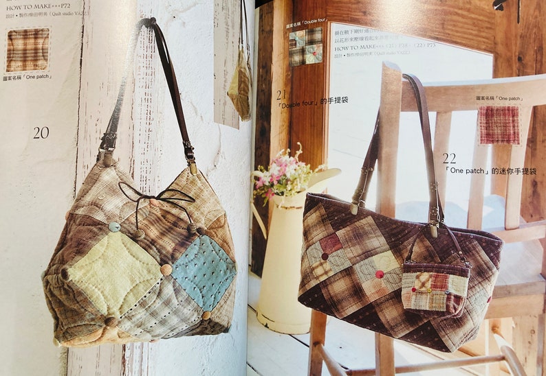 K&ouml;nnte beinhalten: Zwei Patchwork-Tragetaschen mit braunen Lederriemen. Die Tasche links ist kleiner und runder mit einem braunen und gr&uuml;nen Patchwork-Muster. Die Tasche rechts ist gr&ouml;&szlig;er und rechteckig mit einem braunen und roten Patchwork-Muster. Beide Taschen haben einen kleinen, dekorativen Patch auf der Vorderseite.