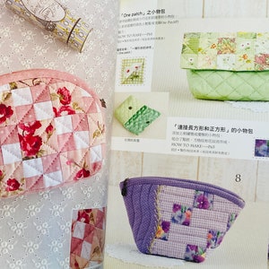 K&ouml;nnte beinhalten: Ein Buch mit Anleitungen zum N&auml;hen kleiner gesteppter Taschen. Das Buch zeigt Fotos verschiedener Taschen, darunter eine rosa Tasche mit Blumenmuster, eine gr&uuml;ne Tasche mit Patchwork-Design und eine lila Tasche mit Blumen- und Karomuster. Das Buch enth&auml;lt auch Text in Japanisch.