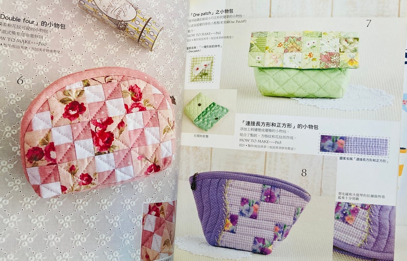 K&ouml;nnte beinhalten: Ein Buch mit Anleitungen zum N&auml;hen kleiner gesteppter Taschen. Das Buch zeigt Fotos verschiedener Taschen, darunter eine rosa Tasche mit Blumenmuster, eine gr&uuml;ne Tasche mit Patchwork-Design und eine lila Tasche mit Blumen- und Karomuster. Das Buch enth&auml;lt auch Text in Japanisch.