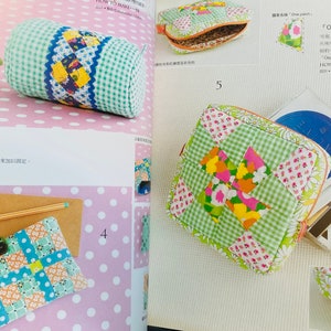 K&ouml;nnte beinhalten: Ein Buch mit Anleitungen zum N&auml;hen kleiner Stofftaschen. Das Buch ist auf zwei Seiten ge&ouml;ffnet und zeigt verschiedene Designs f&uuml;r die Taschen. Die Taschen sind aus Patchwork-Stoff gefertigt und haben einen Rei&szlig;verschluss. Der Text auf der Seite lautet "Four patch" und "One patch".