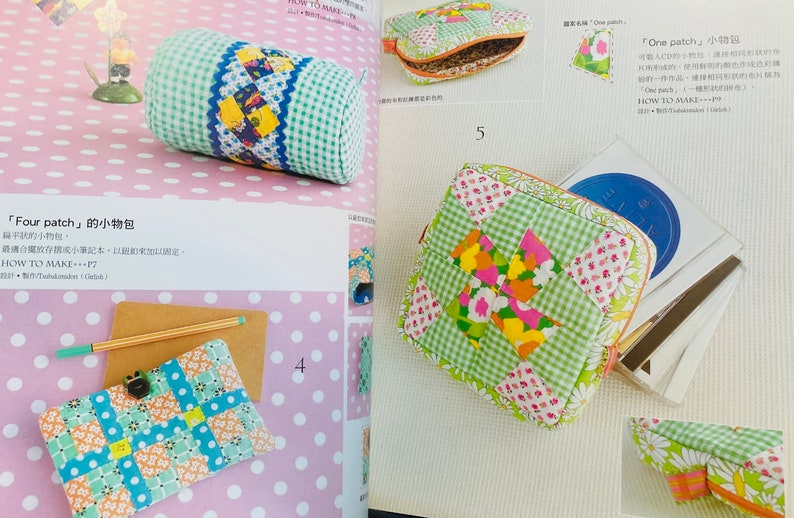 K&ouml;nnte beinhalten: Ein Buch mit Anleitungen zum N&auml;hen kleiner Stofftaschen. Das Buch ist auf zwei Seiten ge&ouml;ffnet und zeigt verschiedene Designs f&uuml;r die Taschen. Die Taschen sind aus Patchwork-Stoff gefertigt und haben einen Rei&szlig;verschluss. Der Text auf der Seite lautet "Four patch" und "One patch".
