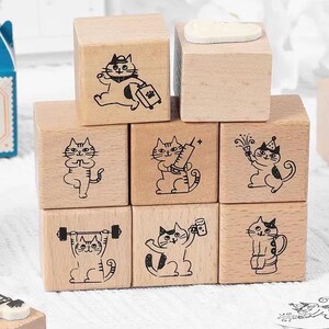 Schattige katten Houten rubberen stempel Feestje Yoga Lezen Naar het toilet gaan Juichen Vakantie medisch Kitten Dagelijks druk leven