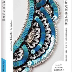 Puede incluir: Una portada de libro con un primer plano de un diseño de cuentas azules y plateadas. El título del libro es "Haute couture Embroidery for beginner" y el subtítulo es "高级定制法式刺绣".