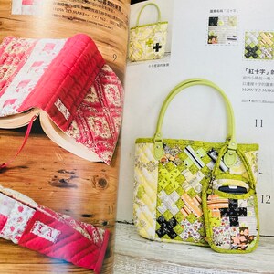 K&ouml;nnte beinhalten: Ein Buchcover, eine Tragetasche und eine kleine Tasche, alle aus Patchwork-Stoff in Gr&uuml;n-, Gelb- und Schwarzt&ouml;nen. Die Tragetasche hat einen gr&uuml;nen Griff und eine kleine Tasche an der Seite. Das Buchcover ist rot und wei&szlig; mit einem Blumenmuster. Der Text im Bild lautet "'Rotes Kreuz' Kleine Tragetasche und Tasche".